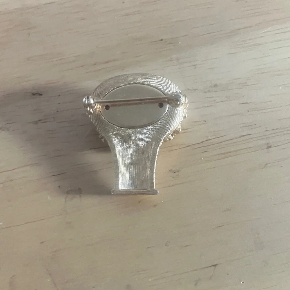 Elegant Gold tone Brooch
